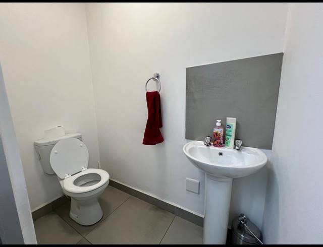 356M² SHOWROOM TO LET IN OLIVEDALE